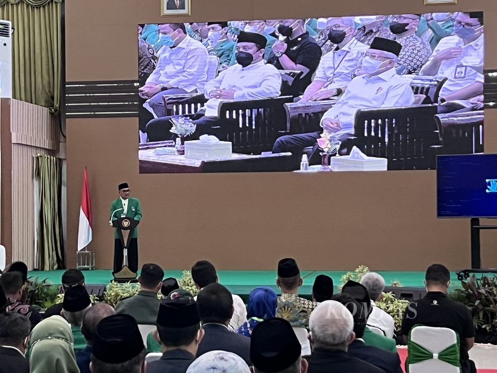 Rektor Universitas Muslim Indonesia Basri Modding memberikan sambutan untuk menyanbut Wakil Presiden Ma’ruf Amin yang berkunjung ke UMI, Makassar, Sabtu (3/12/2022).