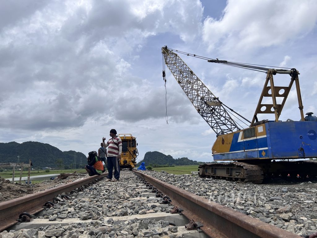 Pekerja menyelesaikan pembangunan rel KA di salah satu ruas di Kabupaten Pangkep, Sulawesi Selatan, Rabu (9/11/2022).