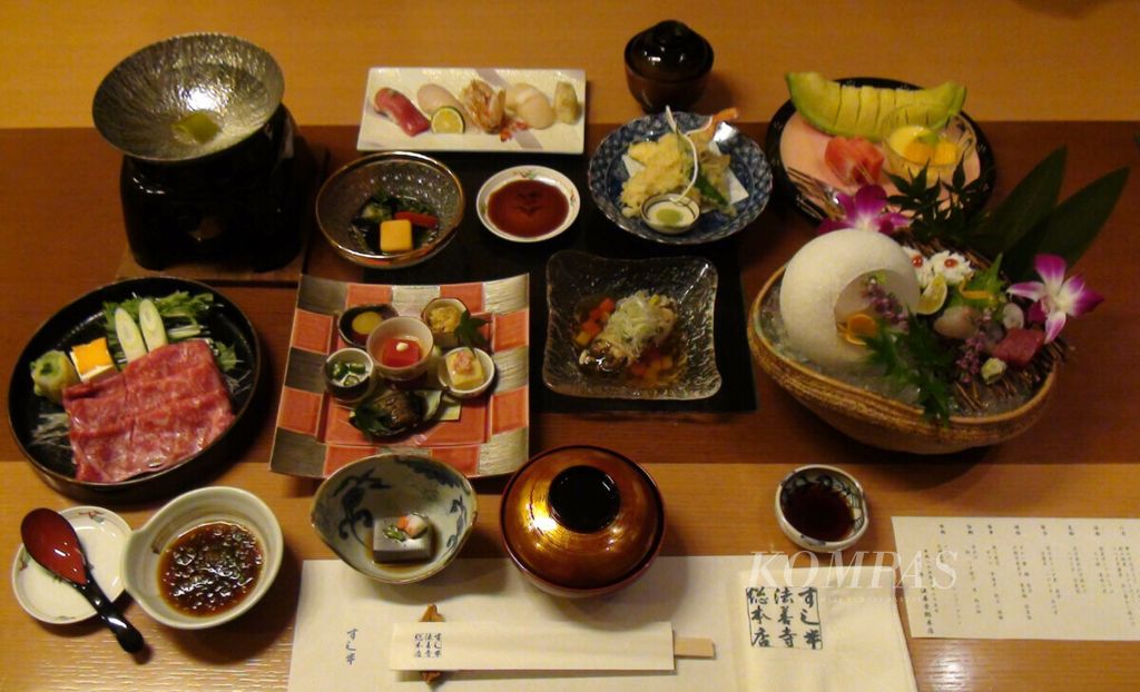 Menu pilihan di Sushi Han Hozen-ji, Osaka, Jepang, pada Juni 2013. Sejumlah produsen Jepang berusaha membuat pangan halal agar bisa menembus pasar di antara pemeluk Islam. 