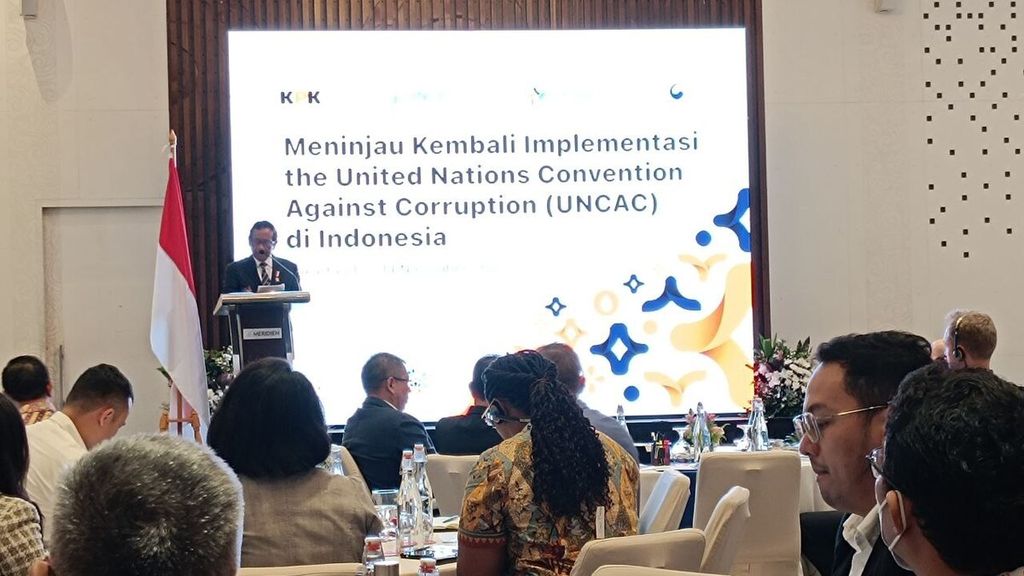 Menteri Koordinator Bidang Politik, Hukum, dan Keamanan Mahfud MD memberikan pidato dalam acara Meninjau Kembali Implementasi The United Nations Convention Against Corruption (UNCAC) di Indonesia di Jakarta, Senin (13/11/2023).