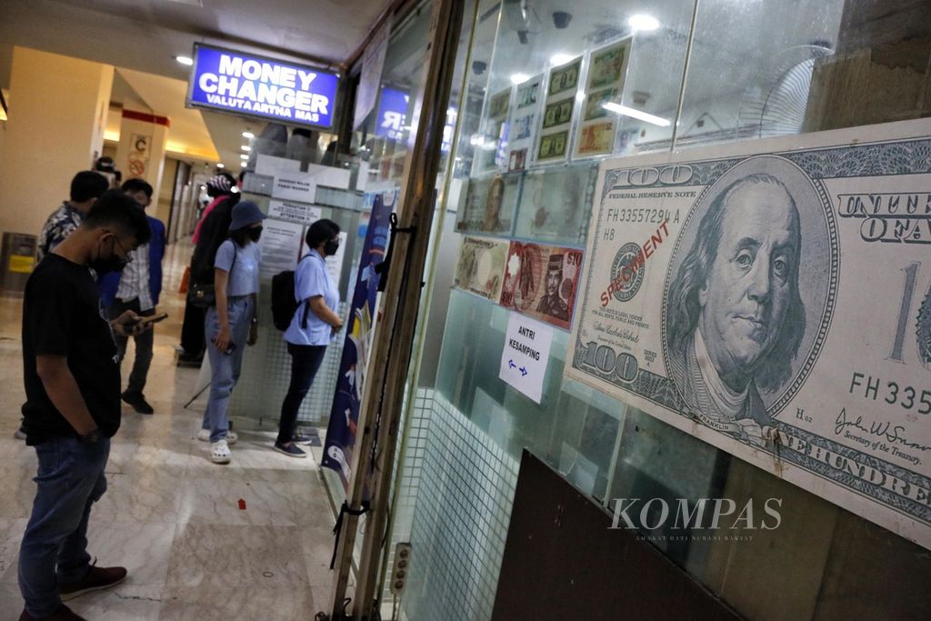 Warga antre untuk bertransaksi di tempat penukaran valuta asing, PT Valuta Artha Mas, ITC Kuningan, Jakarta Selatan, Jumat (10/3/2023). Berdasarkan kurs referensi Jakarta Interbank Spot Dollar Rate (Jisdor), kemarin, nilai tukar rupiah terhadap dollar AS adalah Rp 15.468 per dollar AS. Melemah 30 poin dibandingkan sehari sebelumnya. 