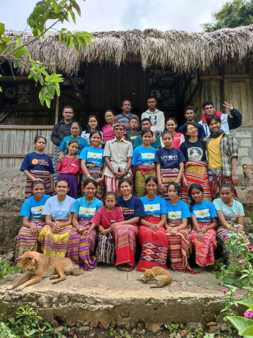 Findy Lengga (paling depan, keempat dari kanan) berpose bersama anggota komunitas Lakoat.Kujawas yang bergerak di bidang pengembangan kearifan lokal di Mollo Utara, Kabupaten Timor Tengah Selatan, Nusa Tenggara Timur. 
