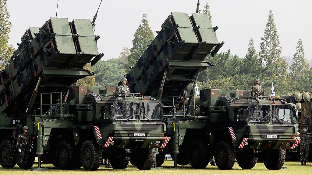Tentara Korea Selatan bersiaga di dalam kendaraan pengangkut rudal Patriot Advanced Capability-2 saat mengikuti Hari Angkatan Bersenjata Ke-65 Korsel, 25 September 2017, di Pyeongtaek, Korsel. 