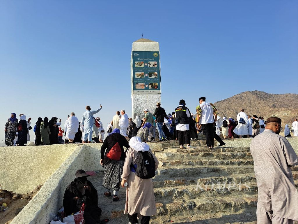 Jemaah haji mengunjungi Jabal Rahmah di Arafah, Mekkah, Arab Saudi, Rabu (12/7/2023) sore waktu Arab Saudi.