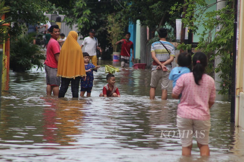 Banjir terjadi di Kawasan 8 Ilir, Palembang, Sumatera Selatan, Kamis (6/9/2022). Banjir disebabkan luapan air sungai dan cuaca ekstrem. Sejumlah upaya intervensi dilakukan seperti memasang pompa di daerah rawan.