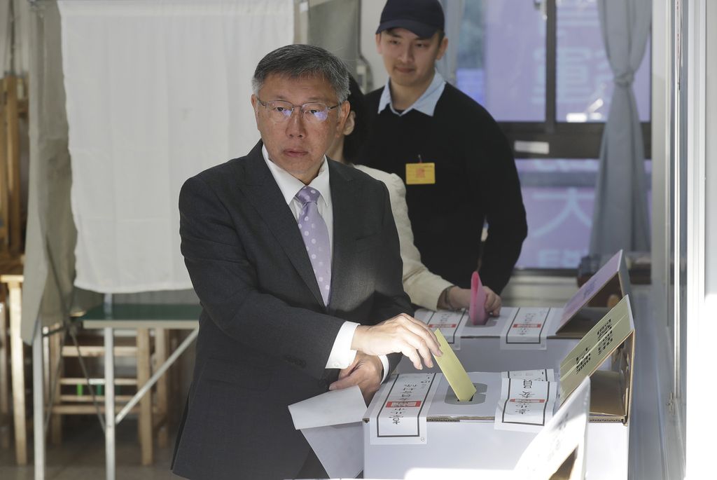 Calon presiden dari Partai Rakyat Taiwan (TPP) Ko Wen-je memberikan suara di Taipei, Taiwan, Sabtu (13/1/2024).