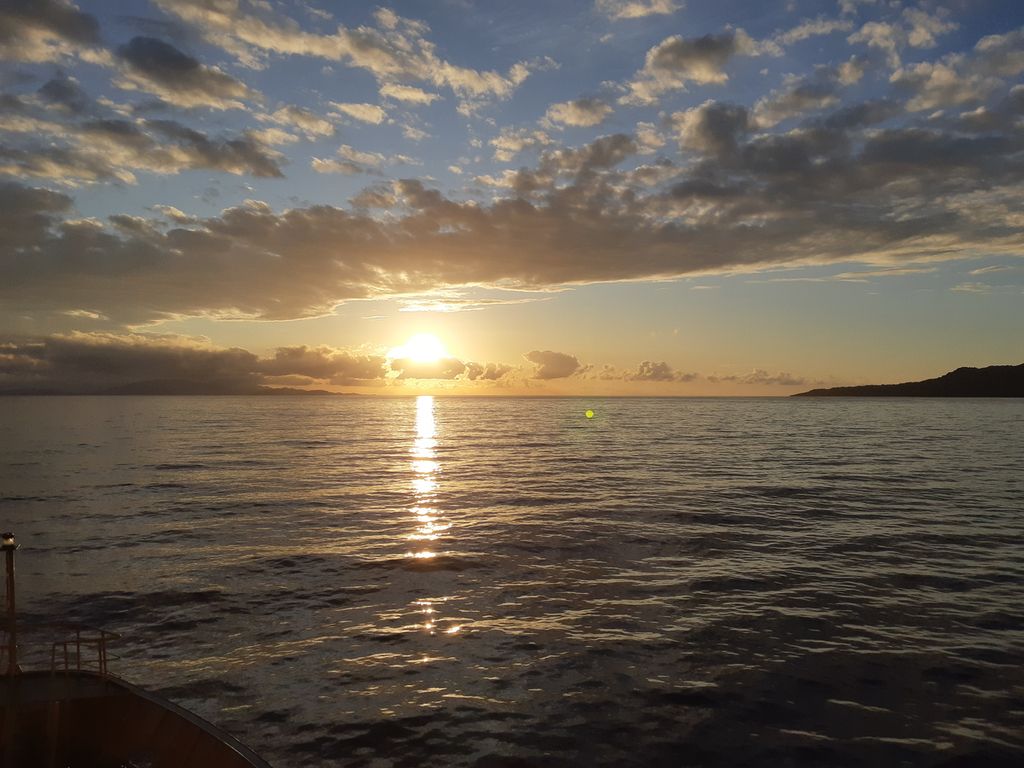Matahari terbit di atas laut di antara negara Indonesia dan Timor Leste, Minggu (7/8/2022). Di sebelah kiri Pulau Lirang, Kabupaten Maluku Barat Daya, Maluku, dan di sebelah kanan Pulau Atauro, Timor Leste.