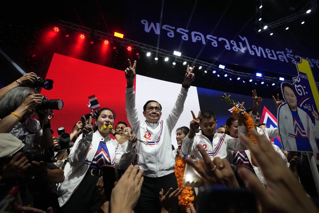 Petahana Perdana Menteri Thailand Prayuth Chan-ocha mengacungkan keempat jarinya pada para pendukungnya pada rapat umum terakhir di Bangkok, Thailand, Jumat (12/5/2023). Pemilu kali ini dipandang sebagai titik persimpangan bagi politik Thailand, akan bertahan dengan rezim militer pimpinan PM Prayuth sudah dua periode berkuasa atau perubahan.  