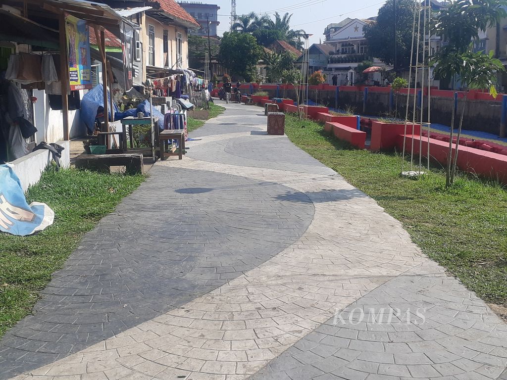 The border of the Sekanak River in Palembang, South Sumatra, which has been arranged so that it looks cleaner and tidy than before, Wednesday (1/6/2022).