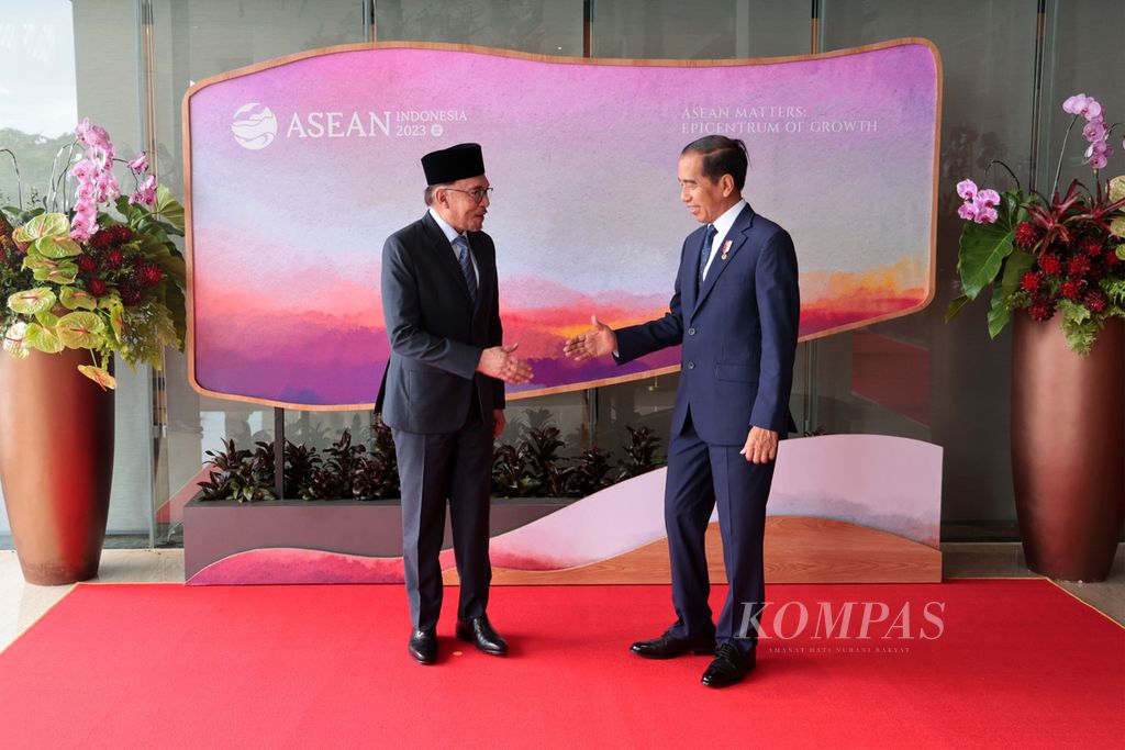 President Joko Widodo (right) poses for a photo with Malaysian Prime Minister Anwar Ibrahim during a bilateral meeting on the sidelines of the 42nd ASEAN Summit in Labuan Bajo, West Manggarai, East Nusa Tenggara, Tuesday (9/5/2023). Apart from Malaysia, Joko Widodo also held bilateral meetings with Vietnam, Timor Leste and Laos.