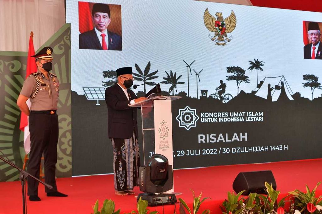 Wakil Presiden Ma’ruf Amin memberikan sambutan di acara Kongres Umat Islam untuk Indonesia Lestari di Masjid Istiqlal, Jakarta Pusat, Jumat (2/7/2022), 