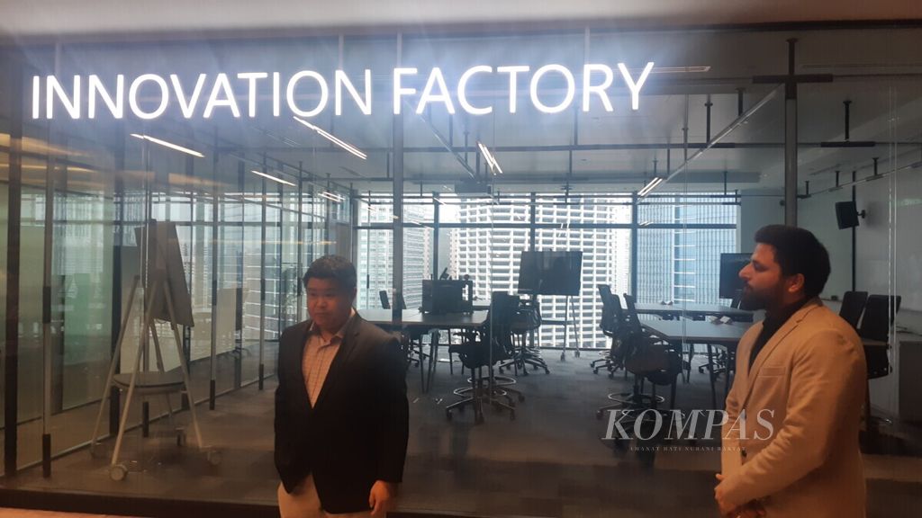 Zona "Innovation Factory" yakni salah satu dari keempat zona yang terdapat di Microsoft Experience Center, Singapura. Lokasi ini menjadi ltempat pertularan ide antara Microsoft dengan klien mereka