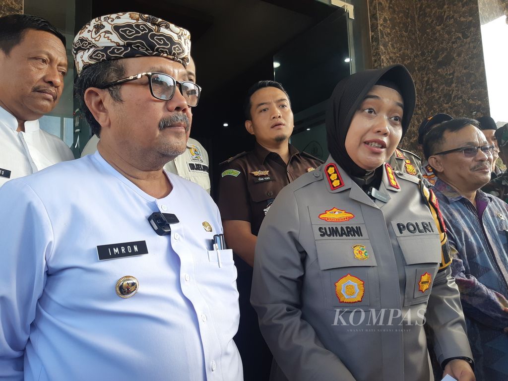 Bupati Cirebon Imron Rosyadi (mengenakan pakaian putih) dan Kepala Kepolisian Resor Kota Cirebon Komisaris Besar Sumarni memberikan keterangan mengenai knalpot <i>brong</i> di Markas Polresta Cirebon, Kamis (1/2/2024).