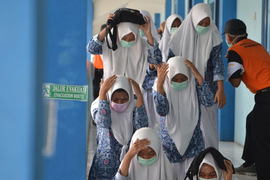 Students participated in disaster evacuation drills for the eruption of Mount Merapi at Muhammadiyah Pakem Junior High School in Pakem District, Sleman Regency, Yogyakarta Special Region, in late January 2020. The activity was held to increase the knowledge and readiness of all school elements in responding to natural disaster threats.