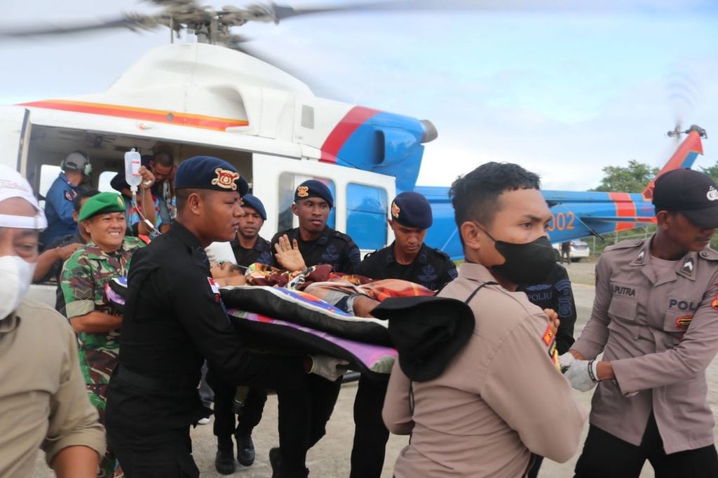 Proses evakuasi salah satu dari dua korban luka akibat serangan kelompok kriminal bersenjata di Timika, Kabupaten Mimika, Papua, Sabtu (16/7/2022).