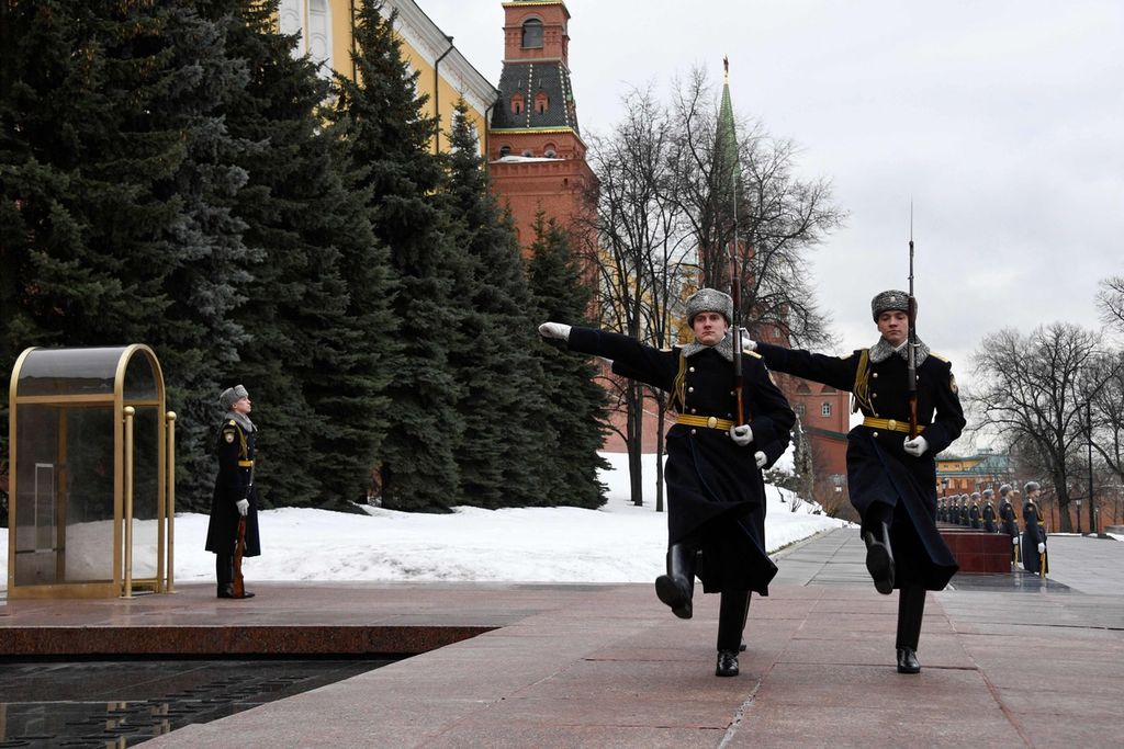 Pasukan penjaga Rusia menghadiri upacara pergantian pasukan penjaga di Taman Makam Pahlawan di sebelah Tembok Kremlin, Moskwa, Rusia (24/2/2022). Pada saat yang bersamaan, Rusia melakukan serangan ke Ukraina.