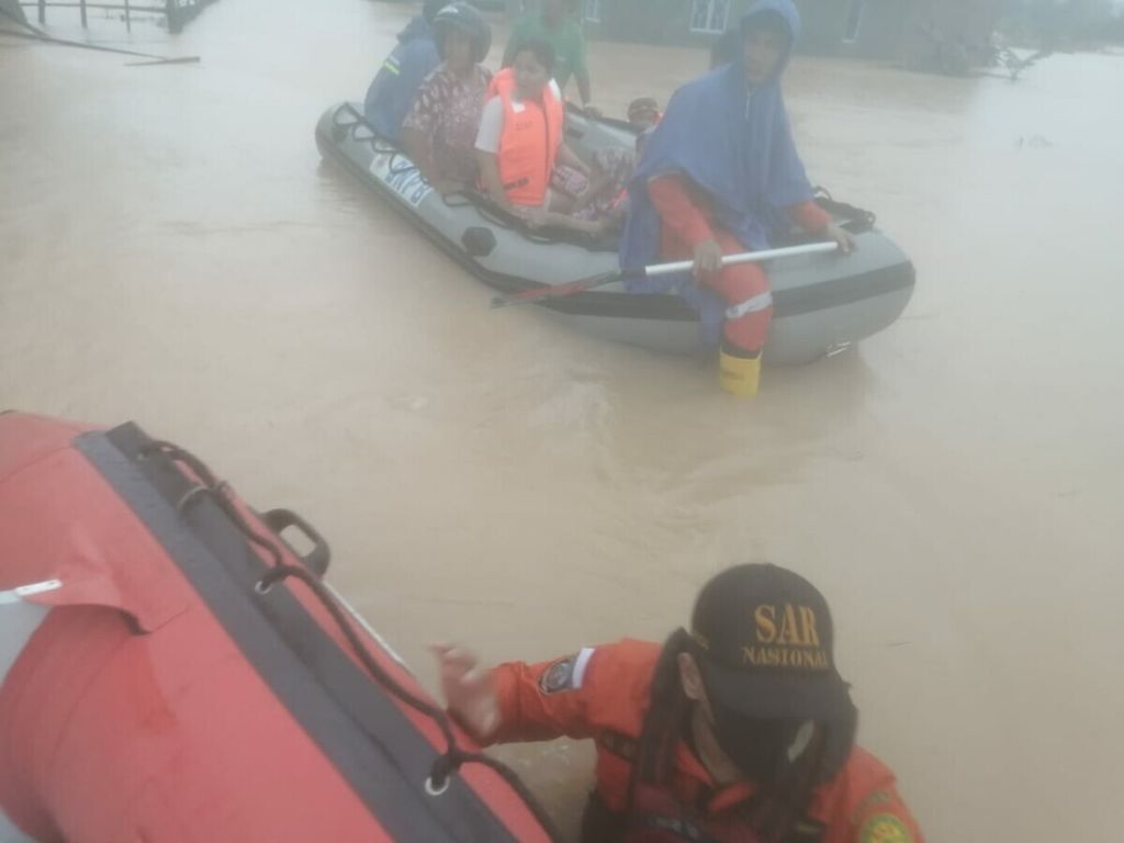 Petugas Kantor Basarnas Tanjung Pinang tengah mengevakuasi sejumlah warga yang terdampak banjir di Pulau Bintan, Kepulauan Riau, Sabtu (2/1/2021).