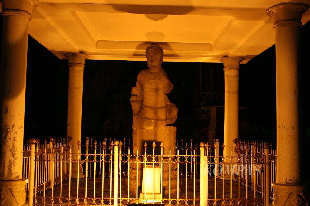 Arca Budha yang ditemukan di Bukit Siguntang berdiri megah di halaman Museum Sultan Mahmud Badaruddin II, Palembang, Senin (5/10/2009). Arca Budha dari batu granit itu ditemukan sekitar tahun 1920. Arca diperkirakan dibuat pada masa Kerajaan Sriwijaya pada abad ke-7 hingga abad ke-8 Masehi.