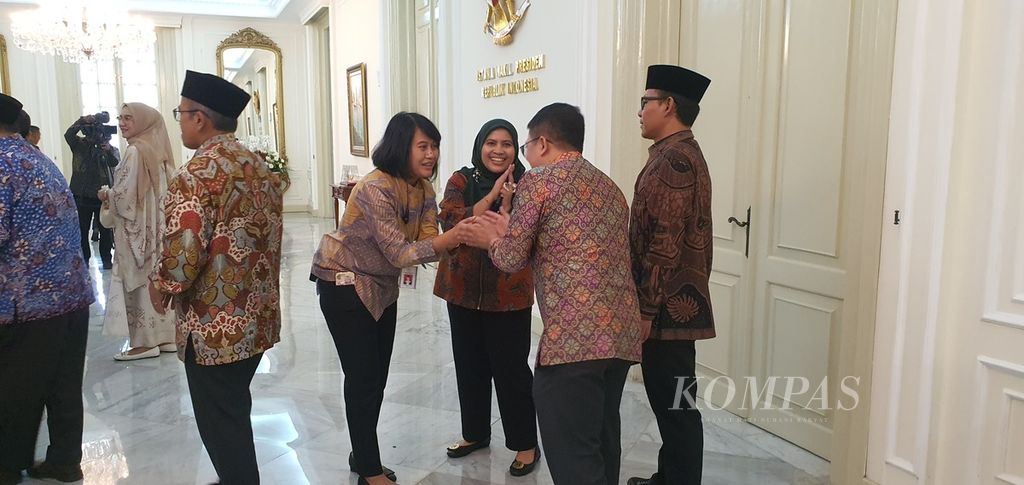 Para pegawai Sekretariat Wapres bersalaman serta saling memohon maaf dalam halalbihalal di Istana Wapres, Jakarta, Rabu (17/4/2024).