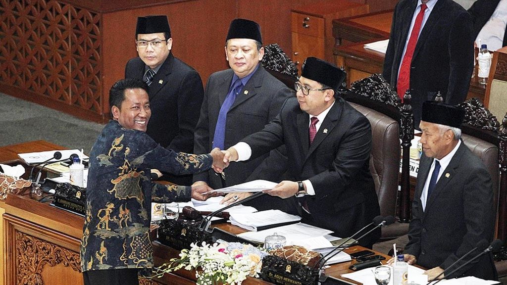 Ketua Badan Legislasi (Baleg) DPR Supratman Andi Agtas (kiri) menyerahkan berkas pembahasan revisi UU MD3 kepada Wakil Ketua DPR Fadli Zon dalam Rapat Paripurna DPR di Gedung Parlemen, Jakarta, Senin (12/2/2018). 