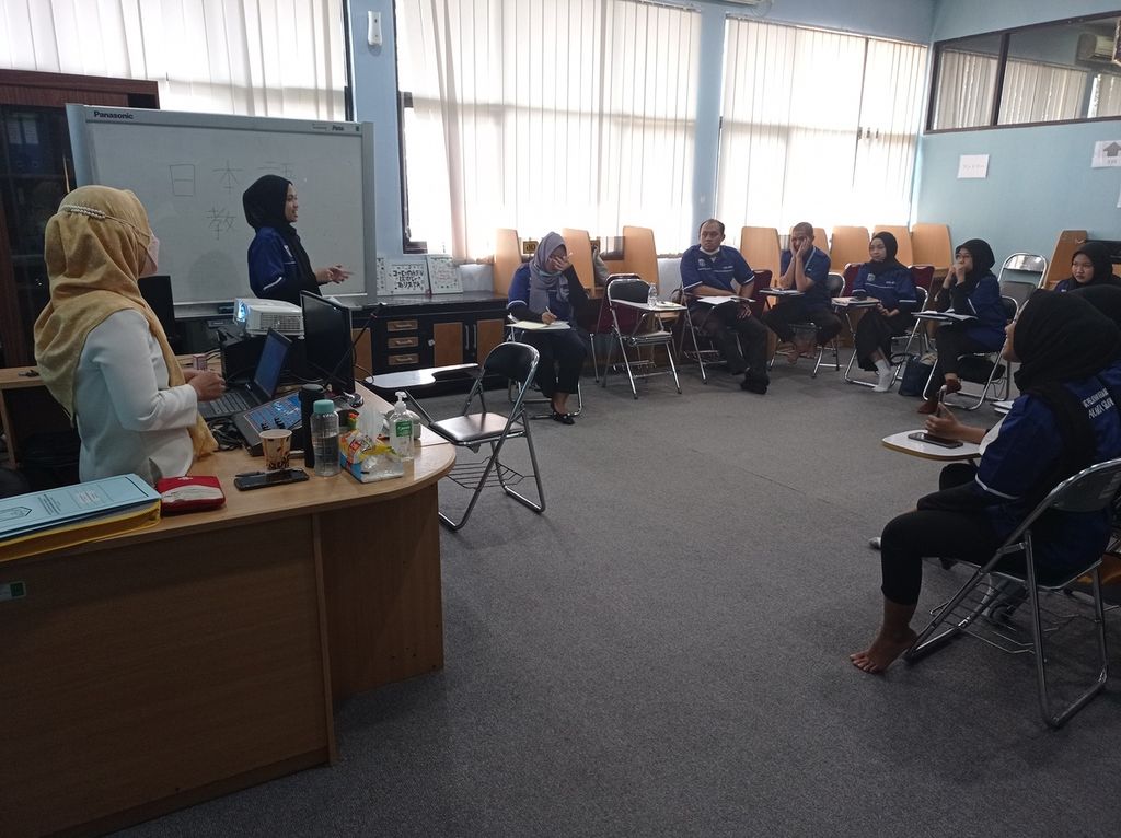 Suasana peatihan bahasa Inggris di PPKD Jakarta Selatan, Senin (30/5/2022). Peserta pelatihan tengah berlatih berbicara di depan umum.