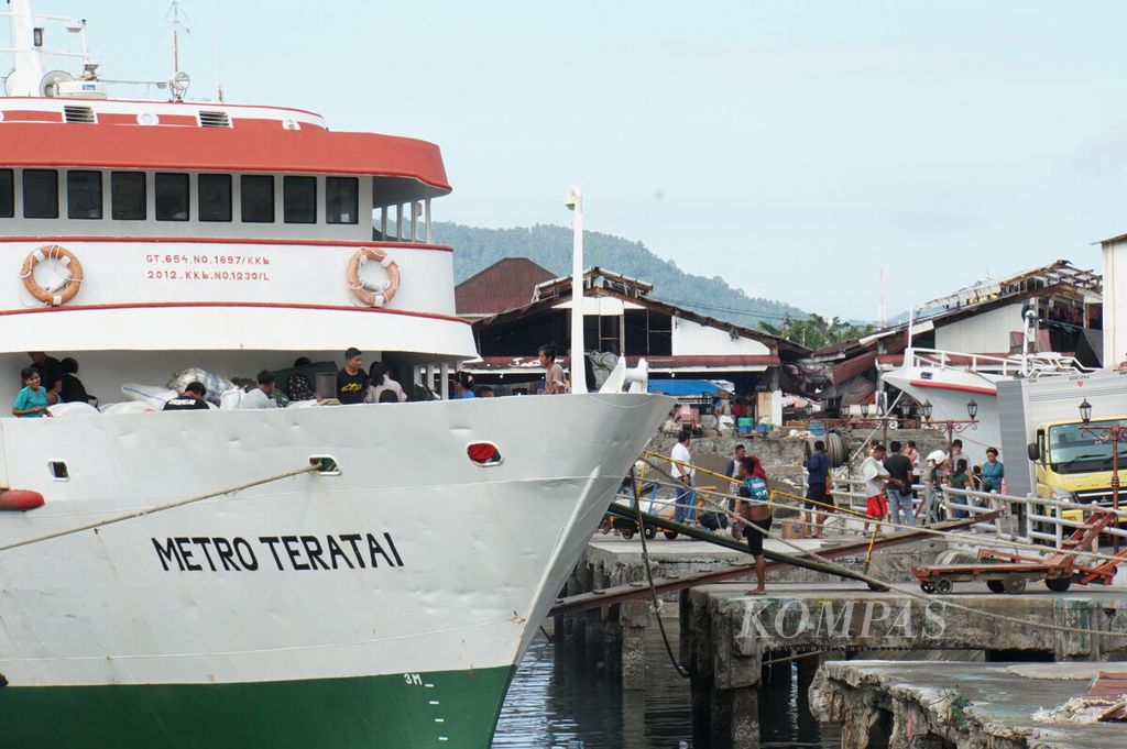 Kapal Metro Teratai relasi Manado-Tahuna, Kepulauan Sangihe, bersandar di dermaga Pelabuhan Manado, Sabtu (28/12/2019).
