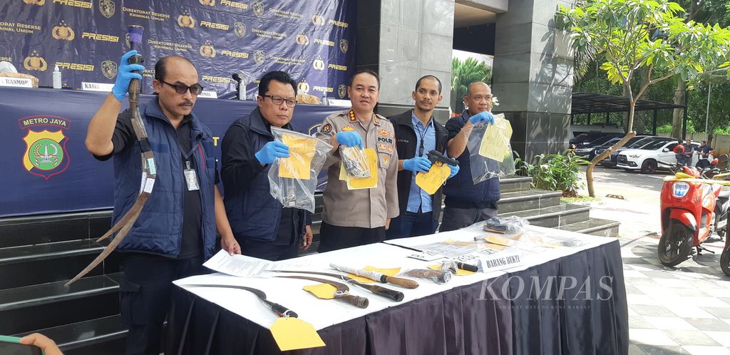 Polda Metro Jaya merilis kasus pencurian kendaraan bermotor di wilayah Jakarta dan sekitarnya sejak Januari 2023, di Markas Polda Metro Jaya, Jakarta, Kamis (16/3/2023).
