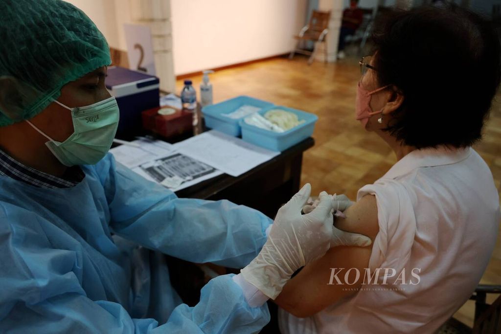 Seorang lansia menerima suntikan vaksin Covid-19 penguat kedua saat diadakan vaksinasi penguat untuk purnakarya Kompas Gramedia dan warga lansia di Bentara Budaya Jakarta, di Jakarta, Rabu (14/12/2022).