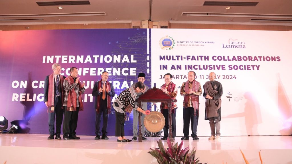 Menteri Luar Negeri Retno Marsudi memukul gong untuk meresmikan konferensi internasional Literasi Agama Lintas Budaya bertajuk Multi-Faith Collaborative In an Inclusive Society di Jakarta, yang dimulai pada Rabu (10/7/2024). Konferensi kedua ini berfokus pada pemahaman adanya kebutuhan yang semakin besar akan kolaborasi multiagama.