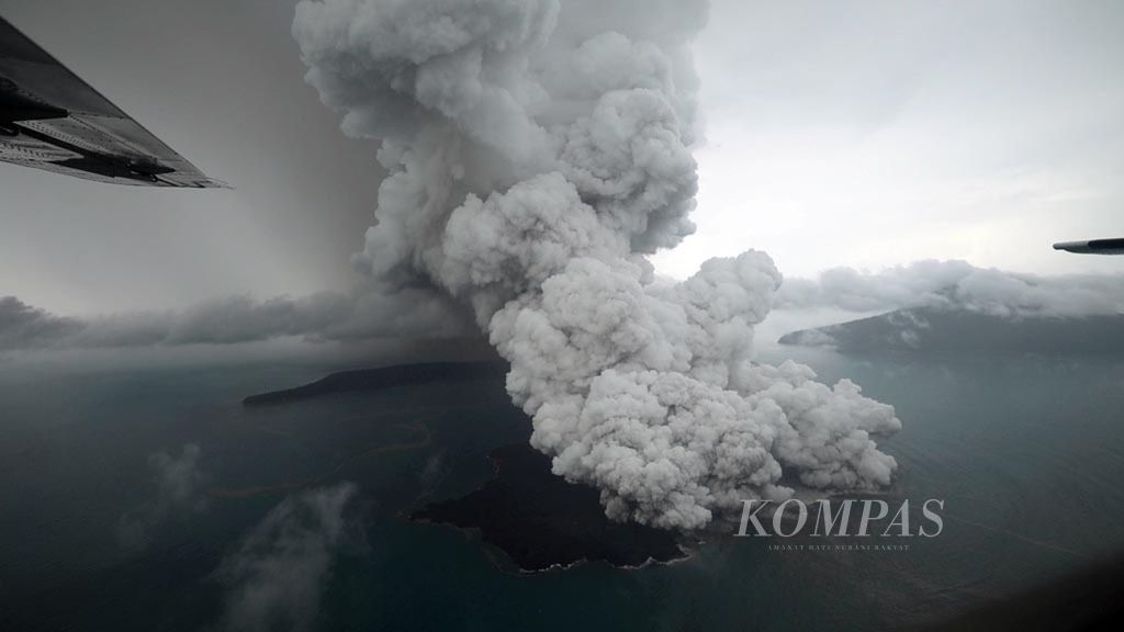 Pantauan udara aktivitas erupsi Gunung Anak Krakatau di Selat Sunda yang diambil dari pesawat Cessna 208B Grand Caravan milik maskapai Susi Air, Minggu (23/12/2018). Rangkaian erupsi sehari sebelumnya diduga menyebabkan longsor bawah laut yang memicu tsunami.