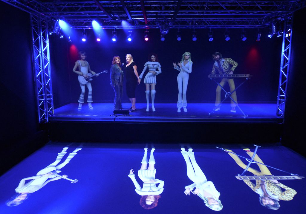 Foto yang diambil pada 7 November 2013 memperlihatkan teknologi hologram para anggota kelompok musik asal Swedia yang ditampilkan di Museum ABBA di Stockholm, Swedia. 