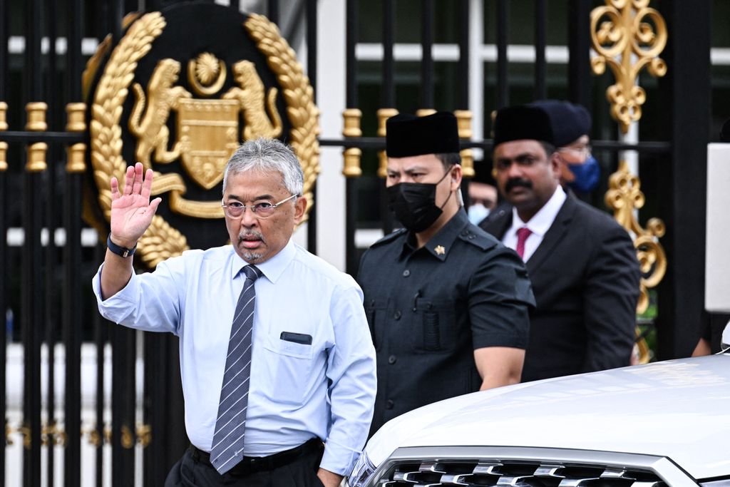 Raja Malaysia Yang Dipertuan Agung XVI keluar dari Istana Negara, Senin (21/11/2022). Raja berusaha mencari penyelesaian kebuntuan politik yang terjadi selepas pemilu pada Sabtu (19/11/2022).