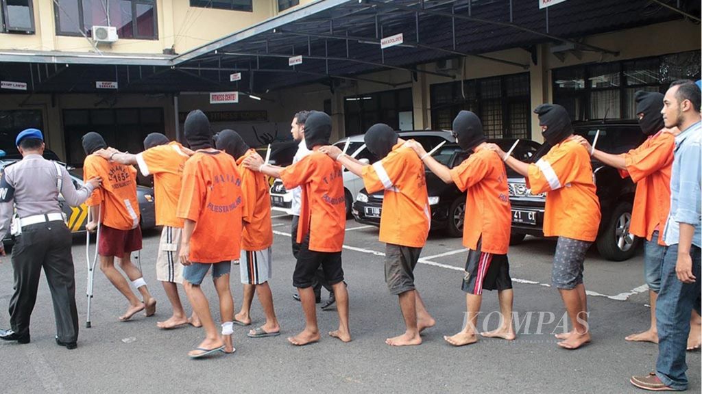 Ilustrasi - Pelaku pencurian kendaraan bermotor berjalan menuju sel tahanan di Kepolisian Resor Malang Kota, Jawa Timur, Rabu (26/4). 