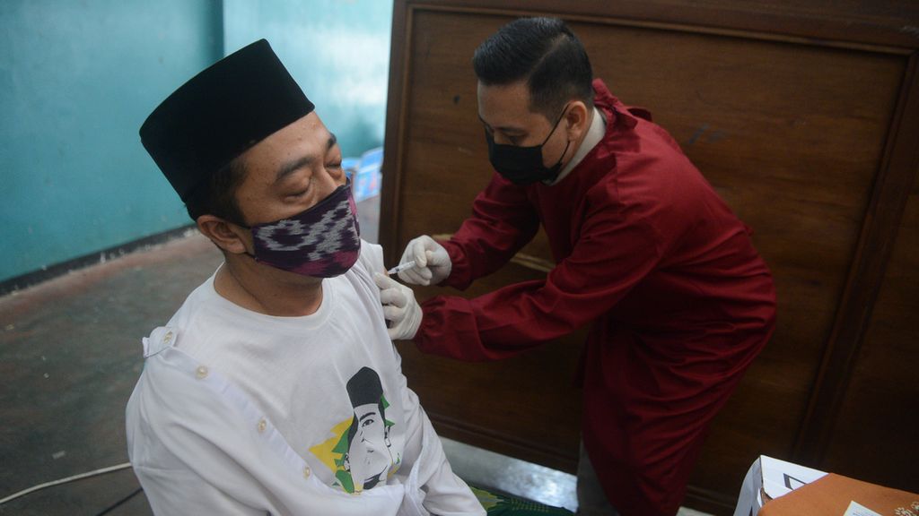 Tenaga kesehatan menyuntikkan vaksin Covid-19 kepada seorang pengelola pondok pesantren di Pondok Pesantren API ASRI, Kecamatan Tegalrejo, Magelang, Jawa Tengah, Rabu (21/7/2021). 