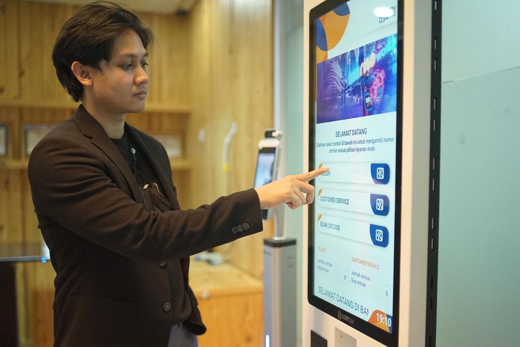 VP Solution Sentuh Ryan Patra mengoperasikan <i>e-kiosk </i>atau digital <i>self-service,</i> Senin (18/4/2022), di Jakarta.