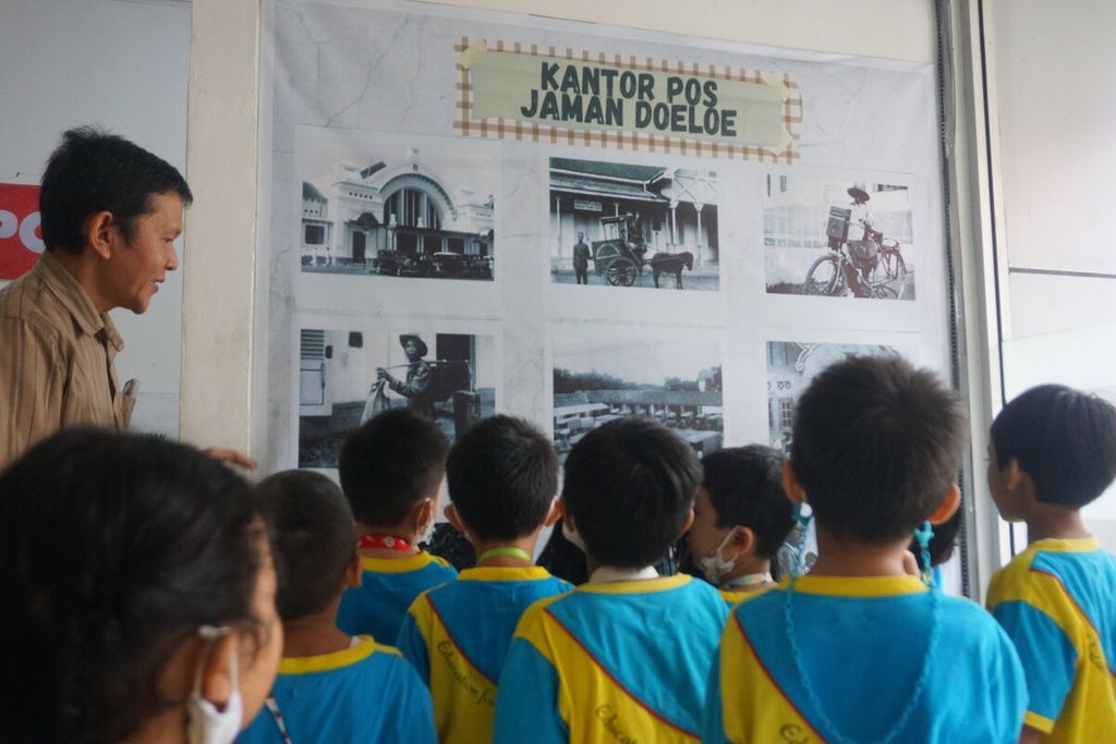 Anak-anak TK Santo Yosep melihat gambar kantor pos lama saat berkunjung ke Kantor Pos Purwokerto di Kabupaten Banyumas, Jawa Tengah, Kamis (2/3/2023).