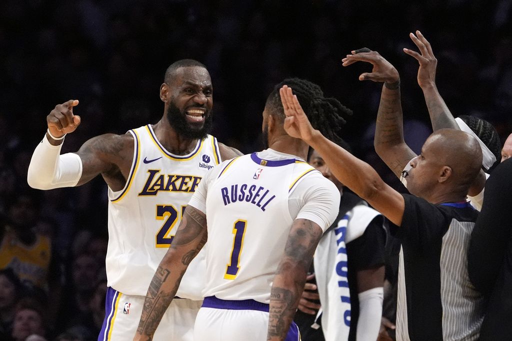 Pebasket Los Angeles Lakers, LeBron James, memprotes keputusan wasit dalam pertandingan keempat babak pertama <i>playoff</i> Wilayah Barat antara Lakers dan Denver Nuggets di Los Angeles, Minggu (28/4/2024) pagi WIB. 