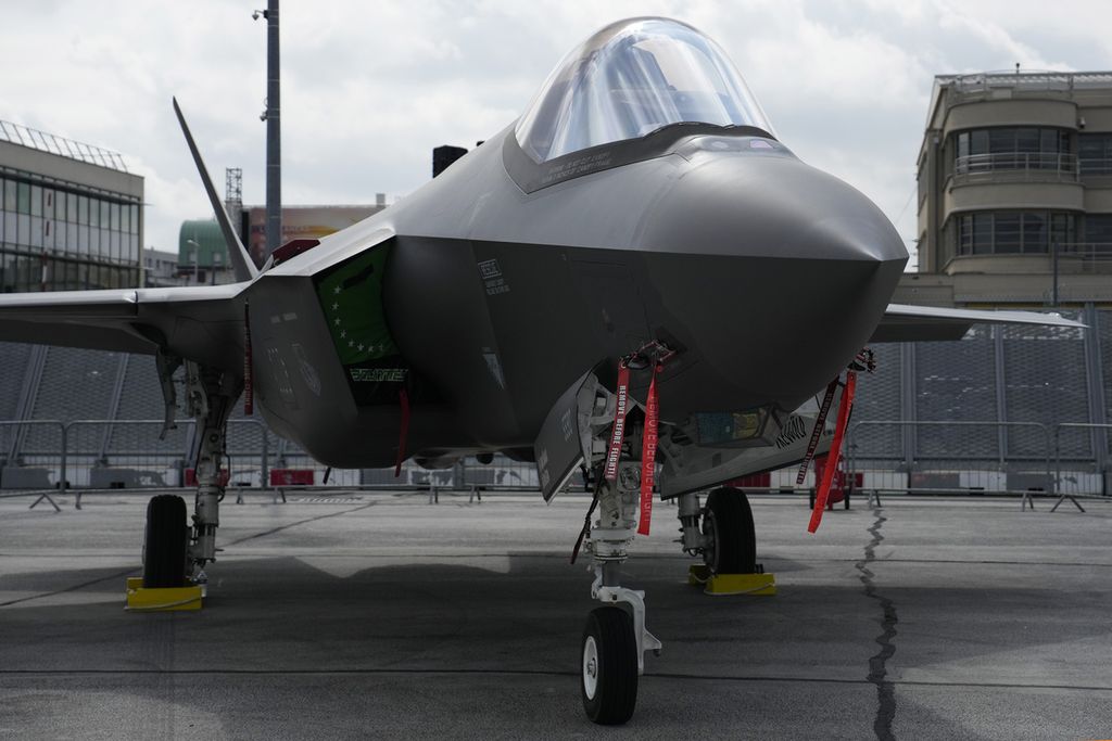 Pesawat jet F-35 milik Angkatan Udara AS dipamerkan dalam Paris Air Show di Le Bourget, Perancis, 19 Juni 2023. 
