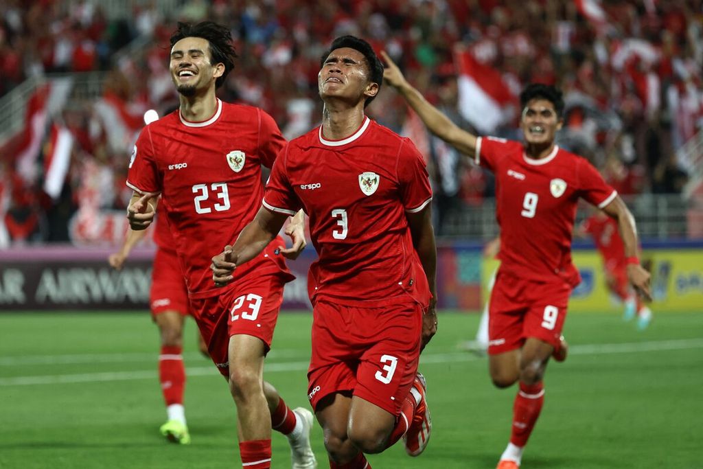 Bek Indonesia, Muhammad Ferrari, merayakan gol yang dicetaknya saat pertandingan semifinal Piala Asia U-23 antara Indonesia dan Uzbekistan di Stadion Abdullah Bin Khalifa, Doha, Qatar, Senin (29/4/2024). Gol Ferrari dinyatakan tidak sah karena <i>offside</i>.