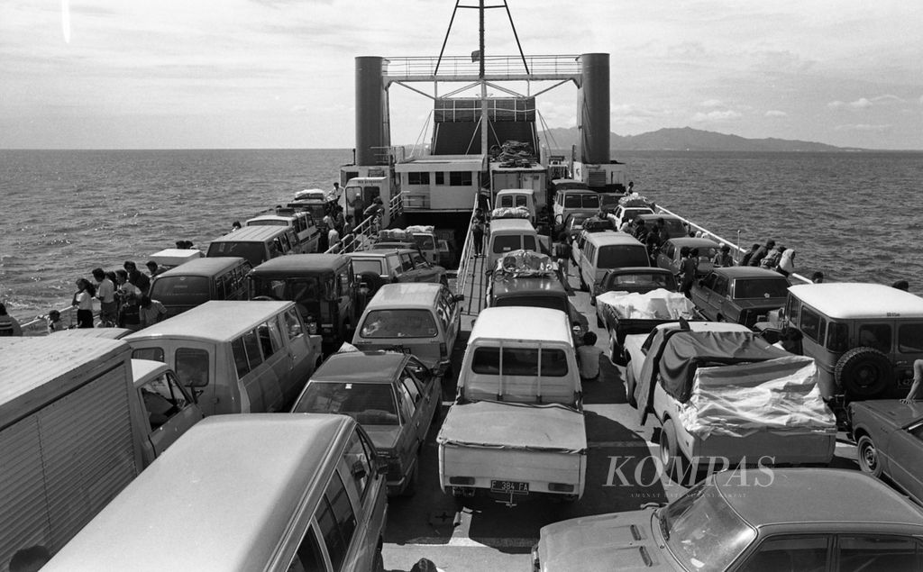 Kendaraan milik pemudik menyeberangi Selat Sunda menggunakan feri menuju Pelabuhan Bakauheni, Lampung, 19 Juni 1985. Mereka mudik ke Padang, Jambi, Bengkulu, Medan, Aceh dengan kendaraan umum atau pribadi. 