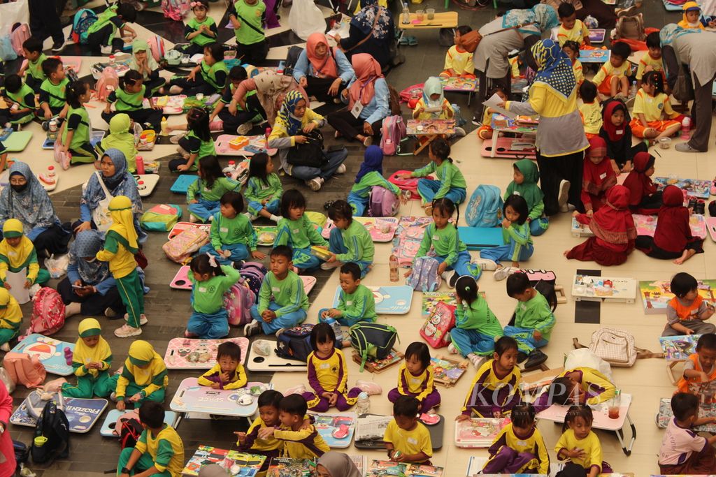 Sekitar 1.200 peserta didik pendidikan anak usia dini dan taman kanak-kanak dari Kota Cirebon, Jawa Barat, mengikuti lomba kolase dalam acara Gebyar PAUD 2023 di Grage City Mall, Rabu (9/8/2023). Lomba itu merupakan rangkaian peringatan Hari Anak Nasional dan HUT Kemerdekaan Ke-78 Republik Indonesia.