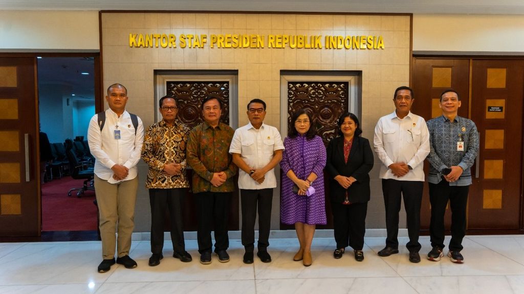 Kepala Staf Kepresidenan (KSP) Moeldoko didampingi Deputi V KSP Jaleswari Pramodhawardani memimpin rapat koordinasi terkait dengan perkembangan terkini proses hukum Tragedi Kanjuruhan, di Gedung Bina Graha, Jakarta, Rabu (11/1/2023).
