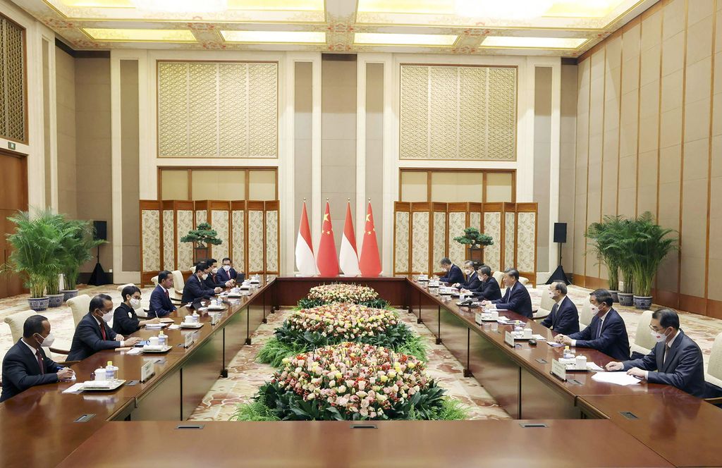 Foto yang dirilis Kantor Berita China, Xinhua, menunjukkan Presiden Joko Widodo (kiri tengah) bertemu Presiden China Xi Jinping (kanan tengah) di Daioyutai State Guesthouse di Beijing, China, 26 Juli 2022. 