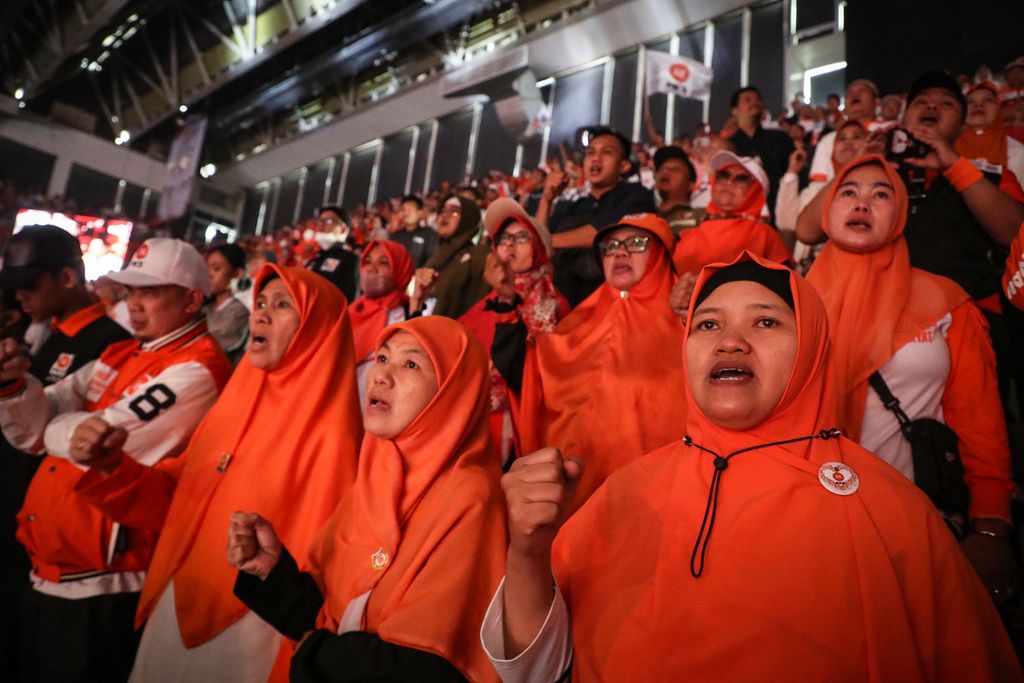 Simpatisan menyanyikan mars Partai Keadilan Sejahtera (PKS) di Istora Senayan, Jakarta, Sabtu (20/5/2023). 