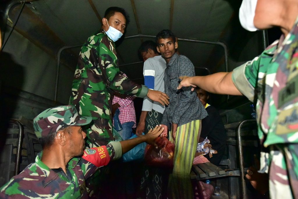 Pengungsi Rohingya ditampung di SMPN 2 Kecamatan Muara Tiga, Kabupaten Pidie, Aceh, Selasa (27/12/2022). Gelombang pengungsi terus berdatangan ke Aceh. Berdasarkan catatan <i>Kompas</i>, sudah belasan kali kapal pengungsi Myanmar masuk ke Aceh dengan total penumpang 1.802 orang sejak 2011.