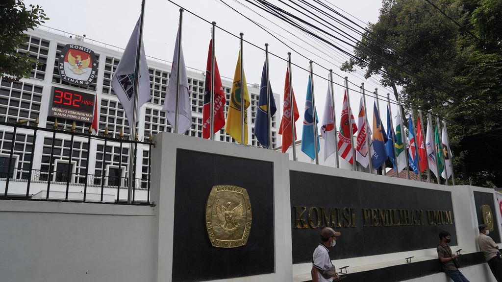 Bendera partai politik dipasang di kantor KPU, Jakarta, Selasa (17/1/2023). 