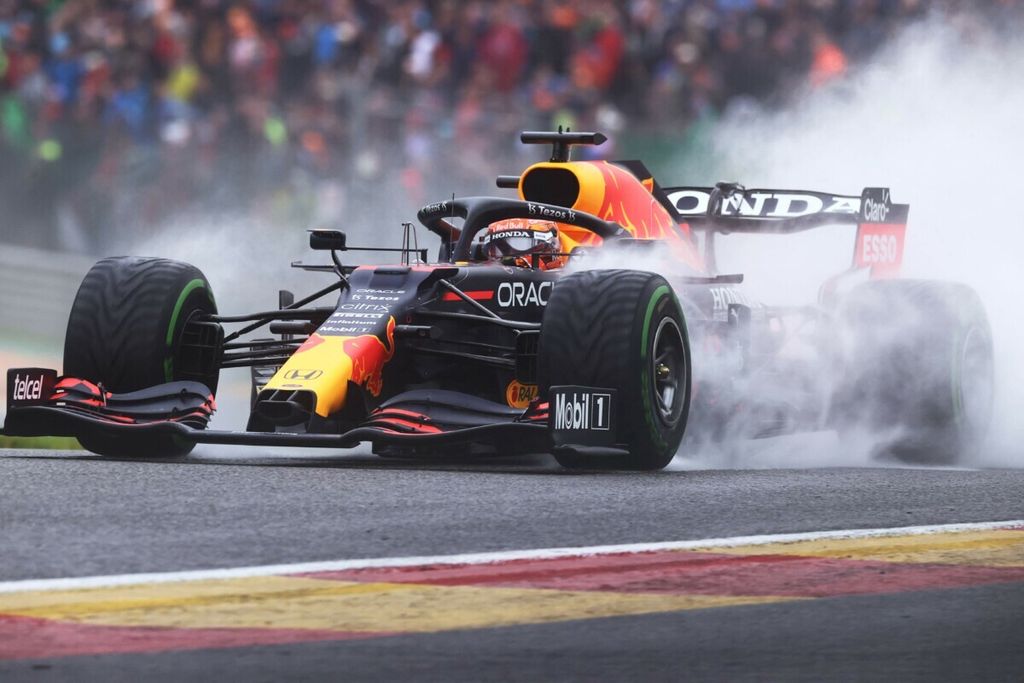 Pebalap Red Bull Max Verstappen beraksi pada sesi kualifikasi Grand Prix Formula 1 Belgia di Sirkuit Spa-Francorchamps, Belgia, 28 Agustus 2021. Verstappen akan menjadi pebalap Formula 1 pertama yang menguji sirkuit ini setelah direnovasi besar-besaran. 
