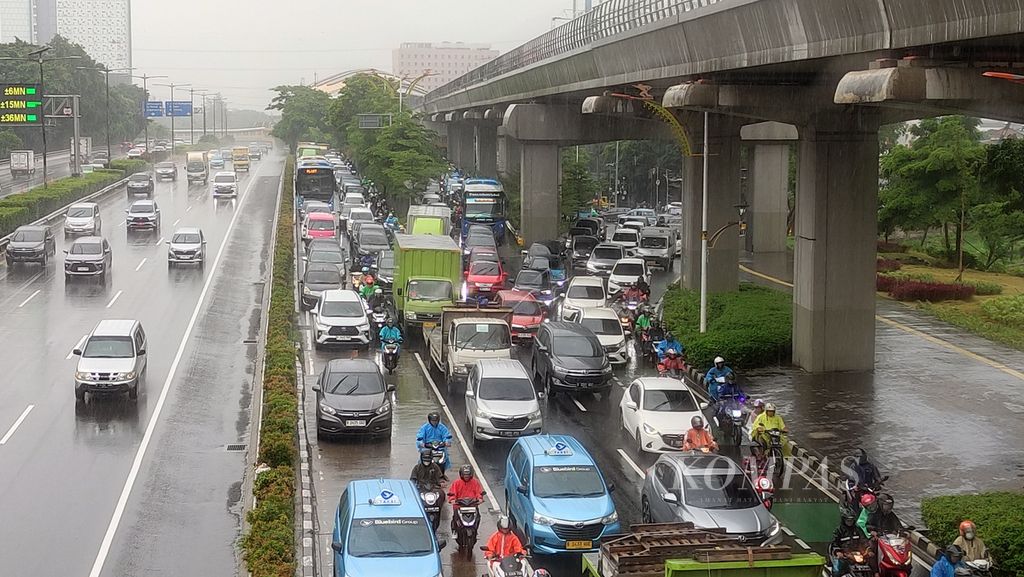 Suasana kemacetan lalu lintas saat turun hujan di Jalan MT Haryono, Jakarta, Kamis (29/2/2024). 