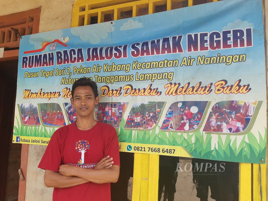 Tamar Widadi (32), pendiri Rumah Baca Jalosi Sanak Negeri, di Kabupaten Tanggamus, Lampung.