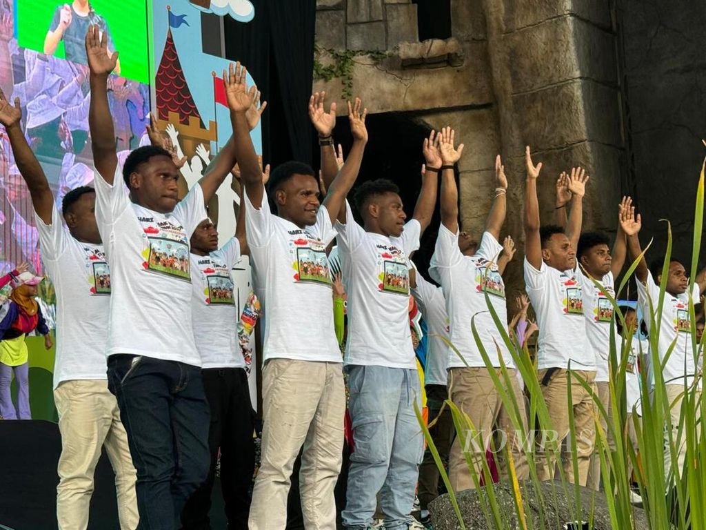 Anak-anak asal Papua menampilkan tarian Sajojo di panggung teater, samping wahana Hysteria, kawasan Dunia Fantasi, Ancol, Jakarta Utara, Kamis (18/7/2024) siang. Mereka menyanyi dan menari dengan gembira dengan beberapa anak kecil lainnya, meramaikan Festival Ekspresi Anak 2024, dalam rangka Hari Anak Nasional 2024. 